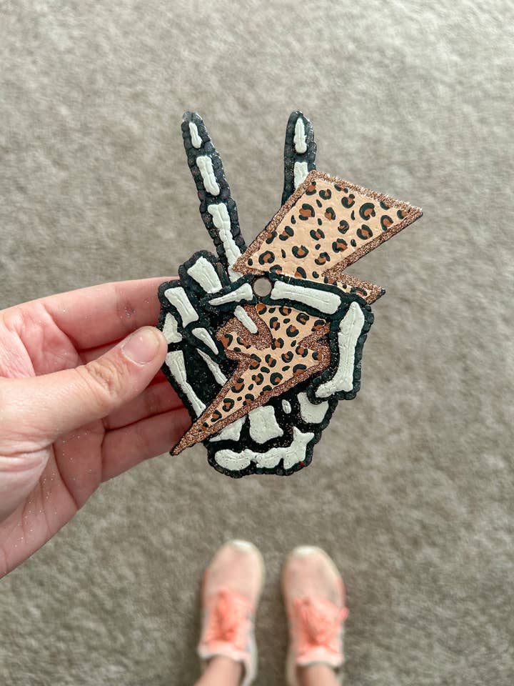 Guépard Éclair Skelly Main Voiture Freshie pour la vente par Within The Wildflowers