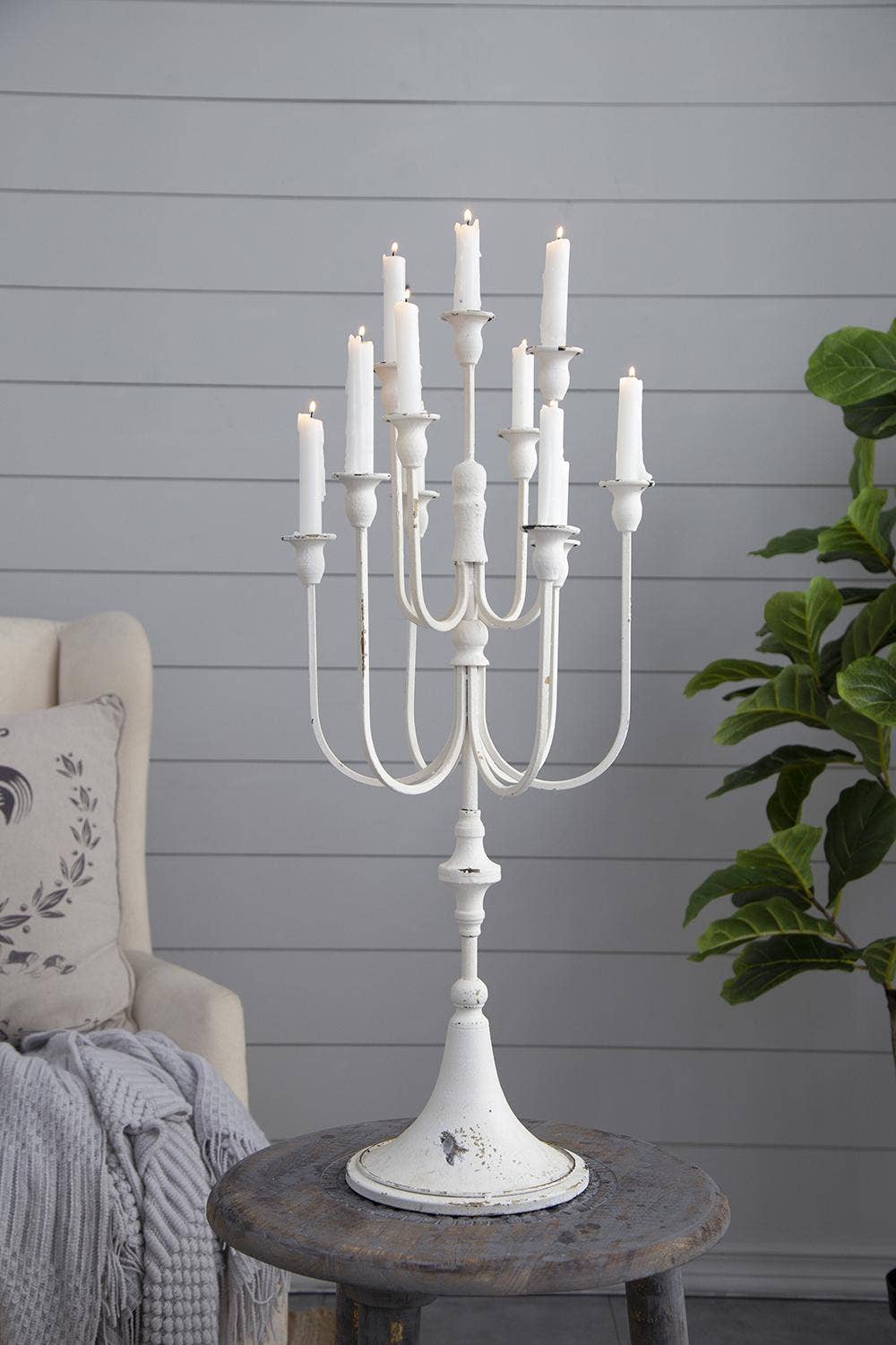 A&B Home Group Inc. – Großhandel Kerzenhalter – 13x10,5x30" Weißer Eisen 11-flammiger Kandelaber - Weiß13