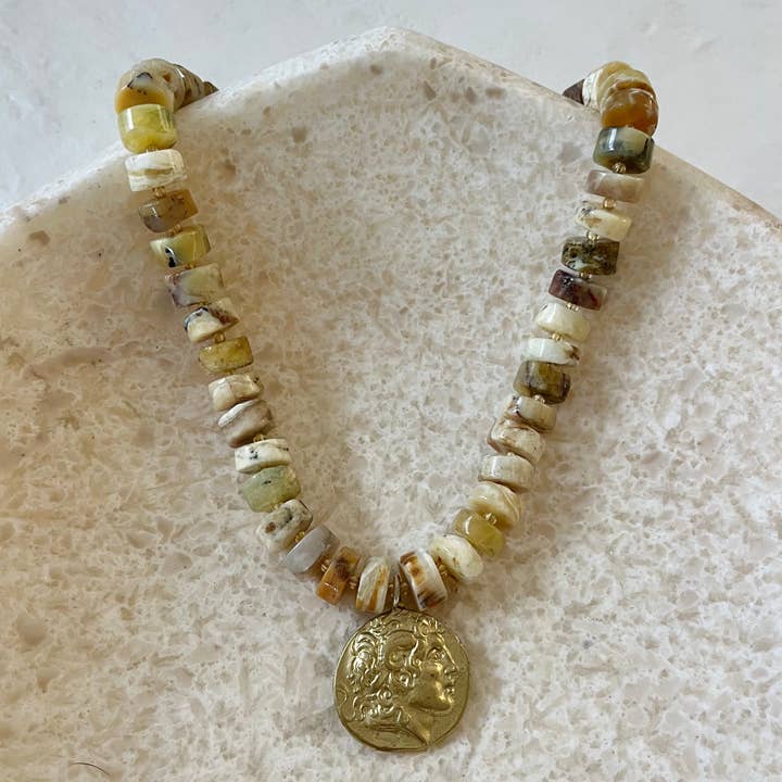 Collana con monete vintage Esperanza in opale giallo e oro per la vendita all'ingrosso da parte di House of Olia