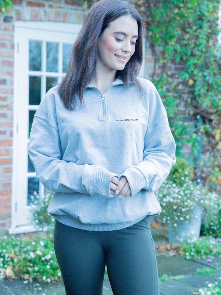 Sweatshirt « Little Things » Sunday pour la vente par Om & Ah