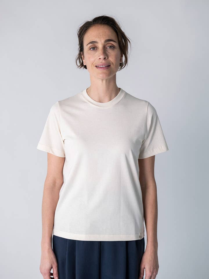 T-shirt THEO naturel (logo gris) pour la vente par Grenzgang - slow womens fashion made in the Alps