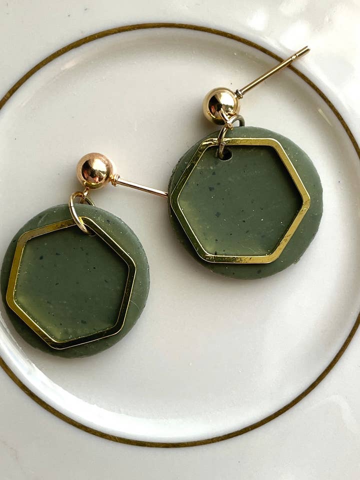 Boucles d'oreilles pendantes hexagonales géométriques en argile polymère fait main pour la vente par Alysa Nadeau Designs