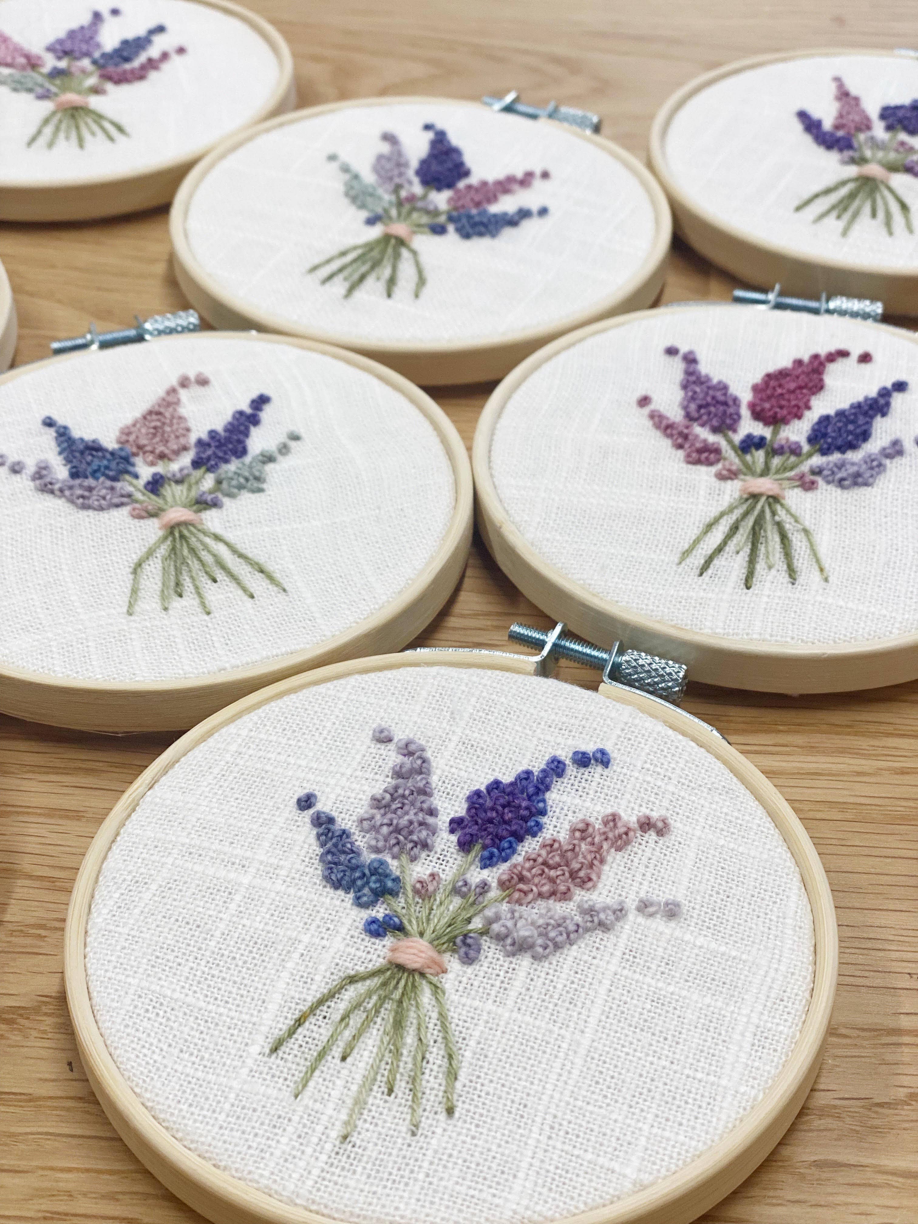 Islay's Terrace – wholesale Material för broderi/korsstygn – Lavendel/lila bukett 4" broderi - handsydd2