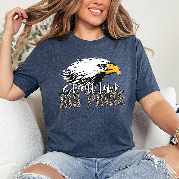 Small Town Big Pride Eagles, maglietta da calcio Eagle per la vendita all'ingrosso da parte di Tee Story