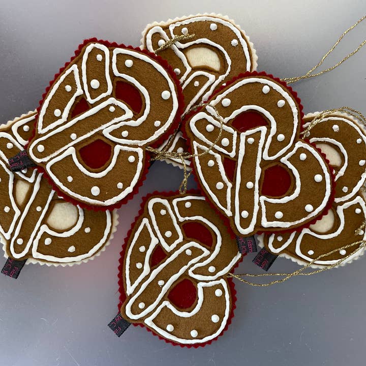 Ornament Peperkoek - Pretzel van 100% wolvilt voor wholesale door Filzmaus