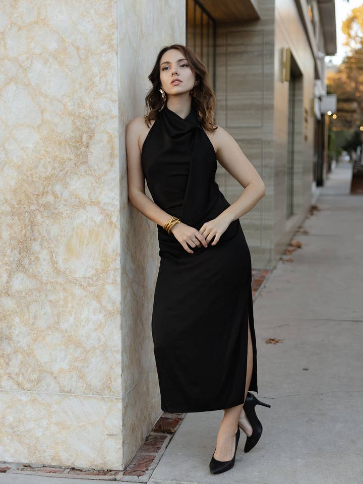 Abito midi con drappeggio e scollo all'americana Cora per la vendita all'ingrosso da parte di Isla Maude