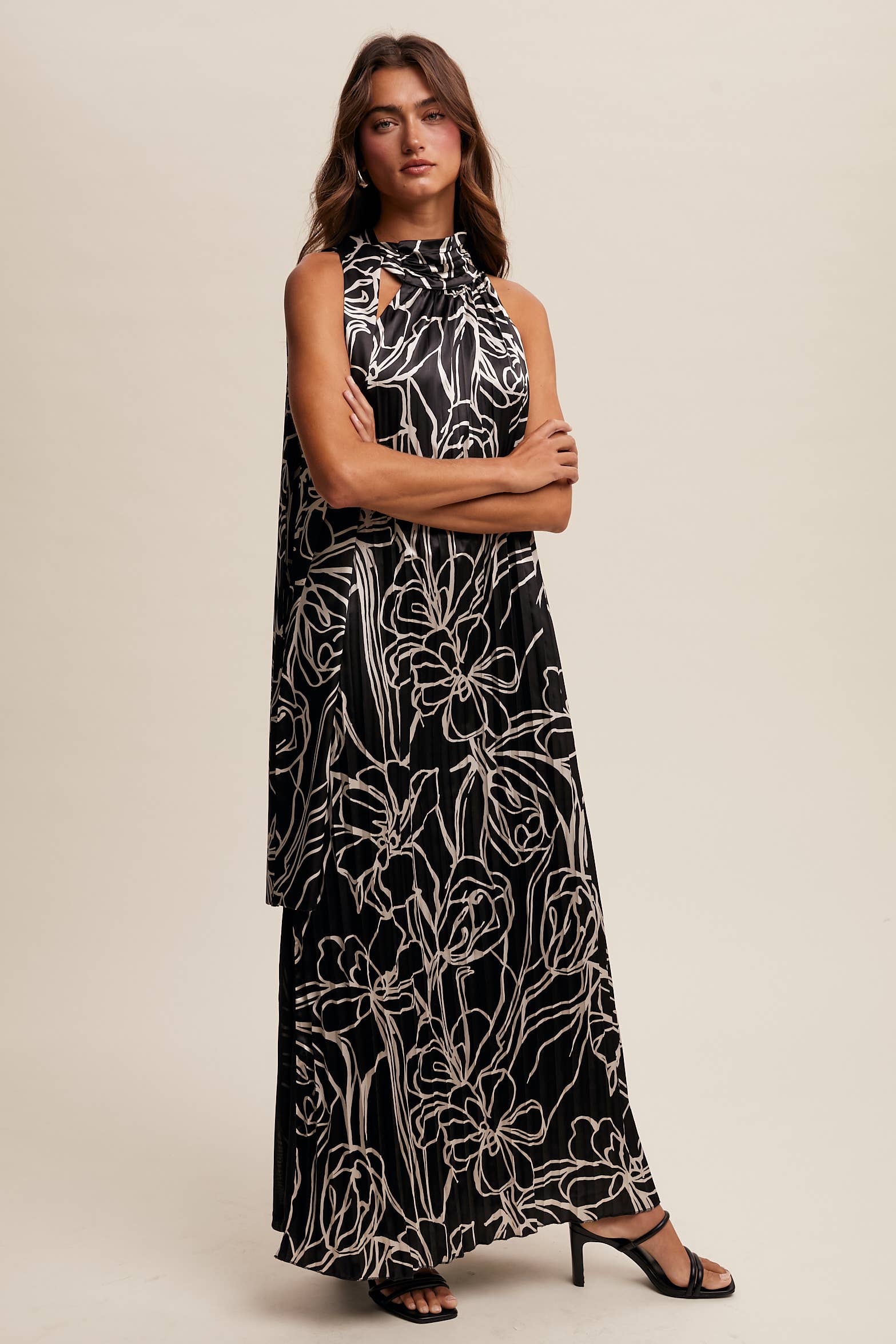 Listicle – Vestido - Mulher por atacado – Vestido maxi plissado de cetim com estampa floral e gola halter5