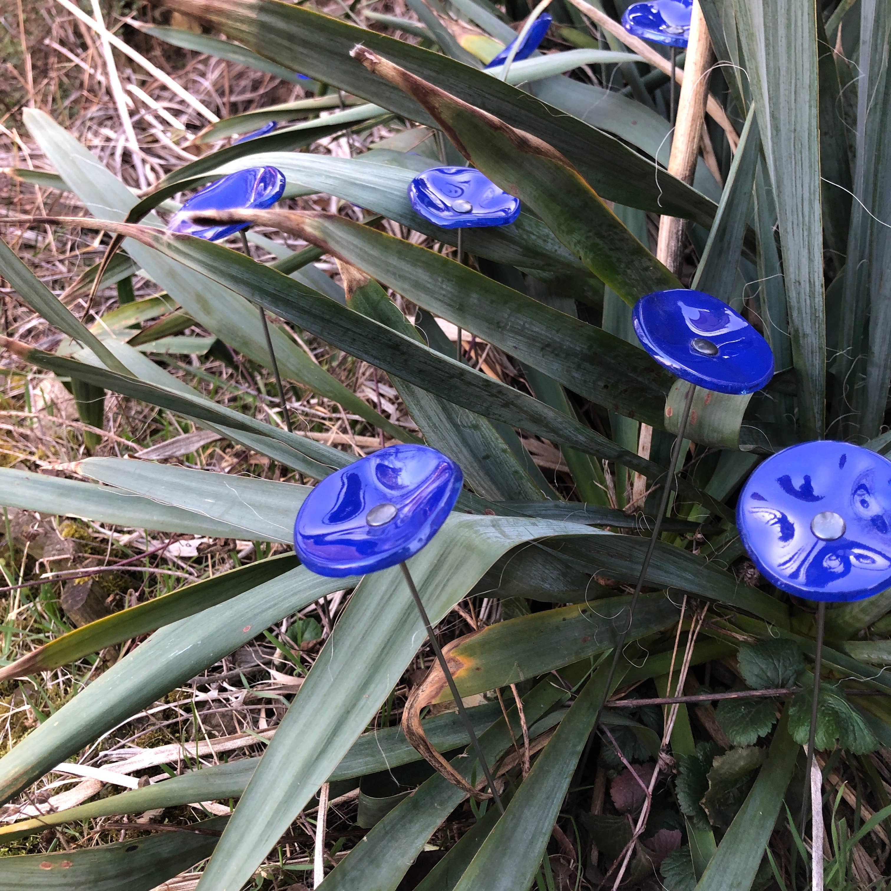 CARNEOL GLASS - Wholesale Garden/Lawn Stake - Small Glass Flower For Outside In L.Blue15
