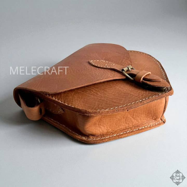 Läderväska med axelrem och spänne | Handgjord i Marocko för wholesale av Melecraft