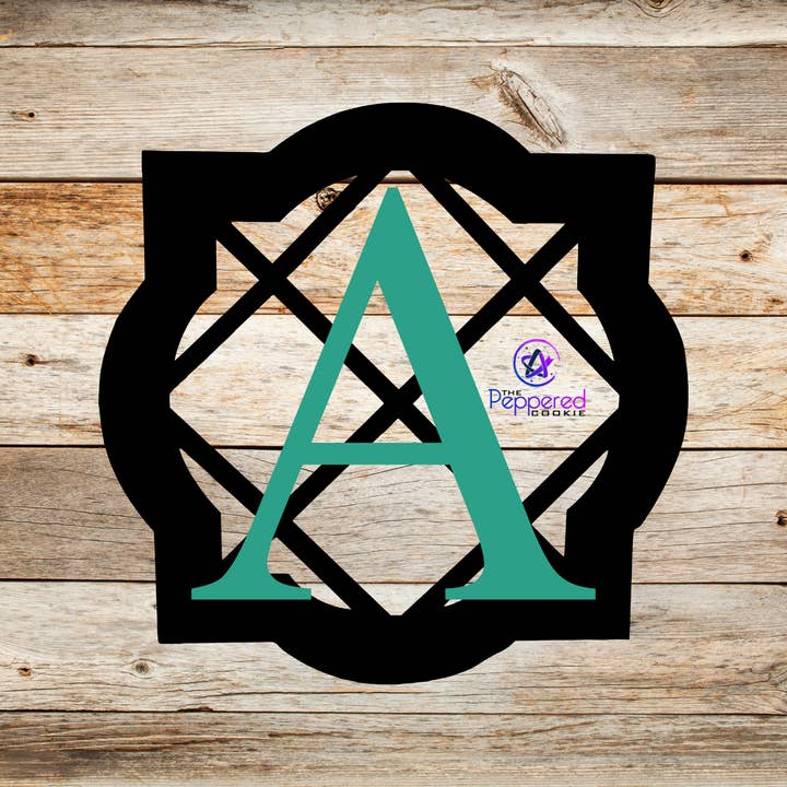 Support de porte - Support de porte de fenêtre initial INACHEVÉ pour la vente par The Peppered Cookie