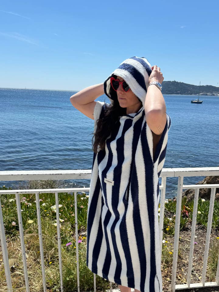 Ponchohandduk - Havsblå för wholesale av Posidonie