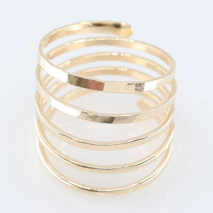 Smidda fem spiralring för wholesale av J. Mills Studio