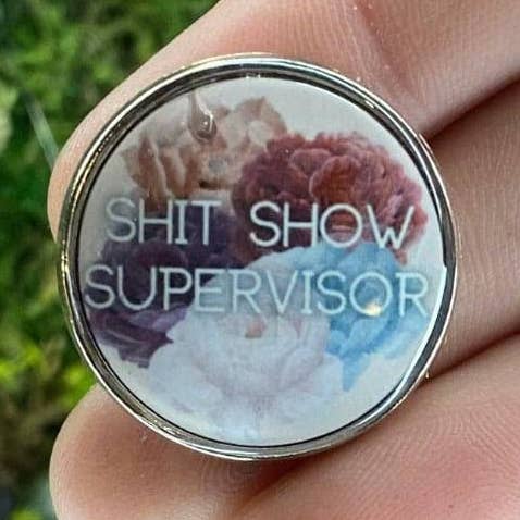 Sk*tshow-övervakare emaljpin för wholesale av The Shadow Witch