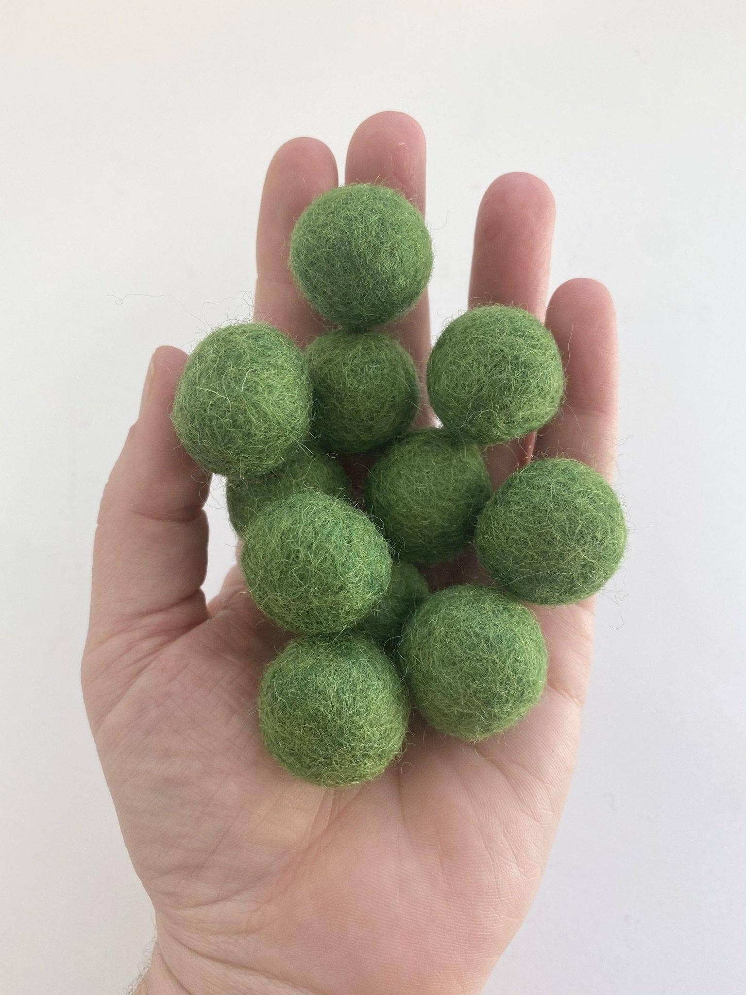 Wool Jamboree - Wholesale Craft Supplies - Forest Green - 2.5 cm Felt Pom Pom Balls1