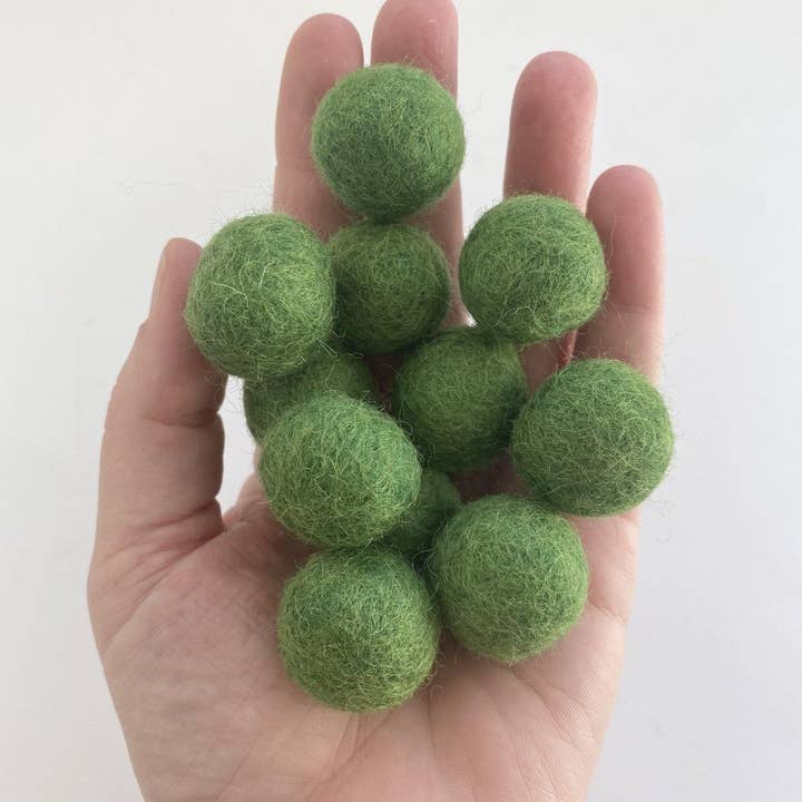 Wool Jamboree - Wholesale Craft Supplies - Forest Green - 2.5 cm Felt Pom Pom Balls1