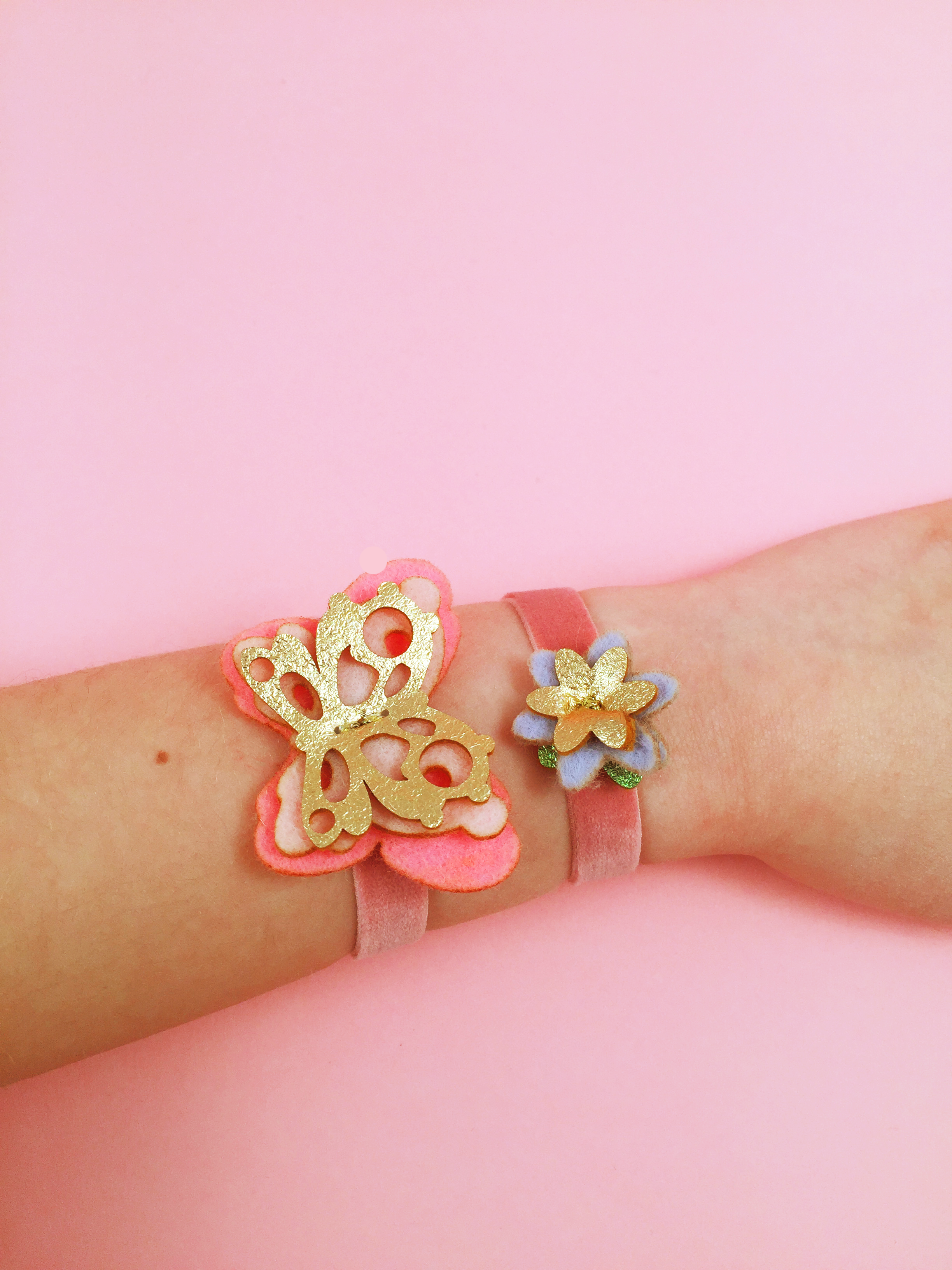 Eleanor Moss Studio - Vendita all'ingrosso Bracciale in tessuto/intrecciato - Braccialetto farfalla petalo2