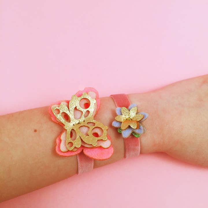 Eleanor Moss Studio - Vendita all'ingrosso Bracciale in tessuto/intrecciato - Braccialetto farfalla petalo2