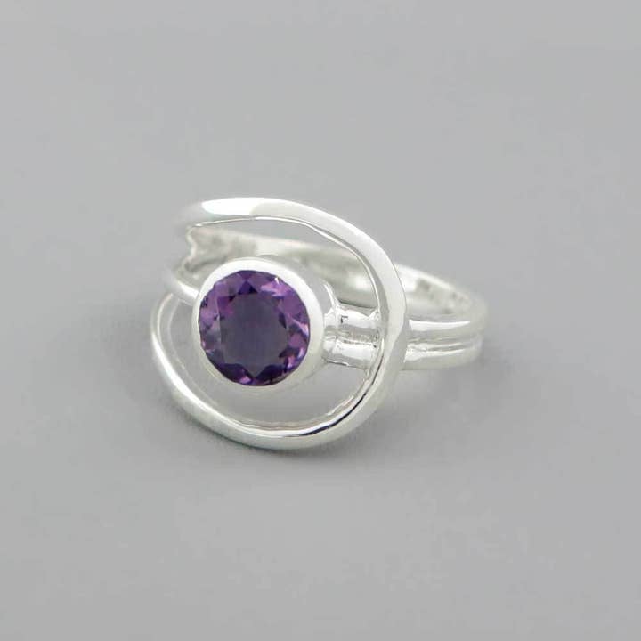 Culture Spot – Großhandel Einzelstein-/Solitär-Ring – Loop-Ring aus Sterlingsilber mit Amethyst Edelstein