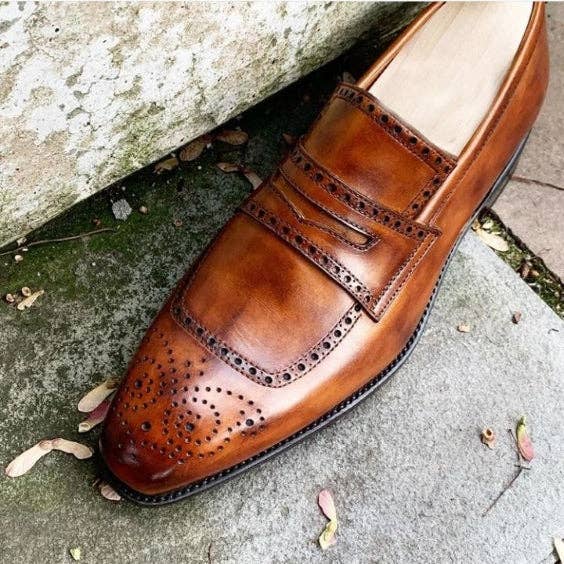 Mænds brune patinerede læder brogue penny loafers for engroshandel hos The Royale Leather