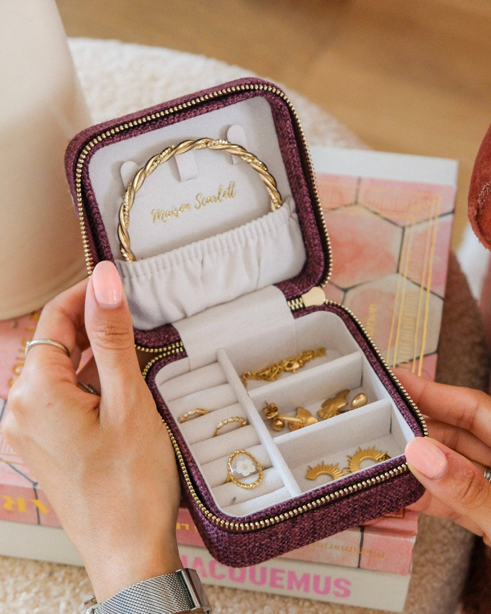 Maison Scarlett - Wholesale Jewelry Box/Organizer - Corinne linen travel jewelry box9