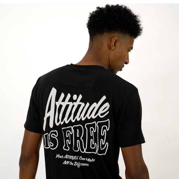 Camiseta masculina com roteiro Attitude is Free por atacado de Attitude is Free