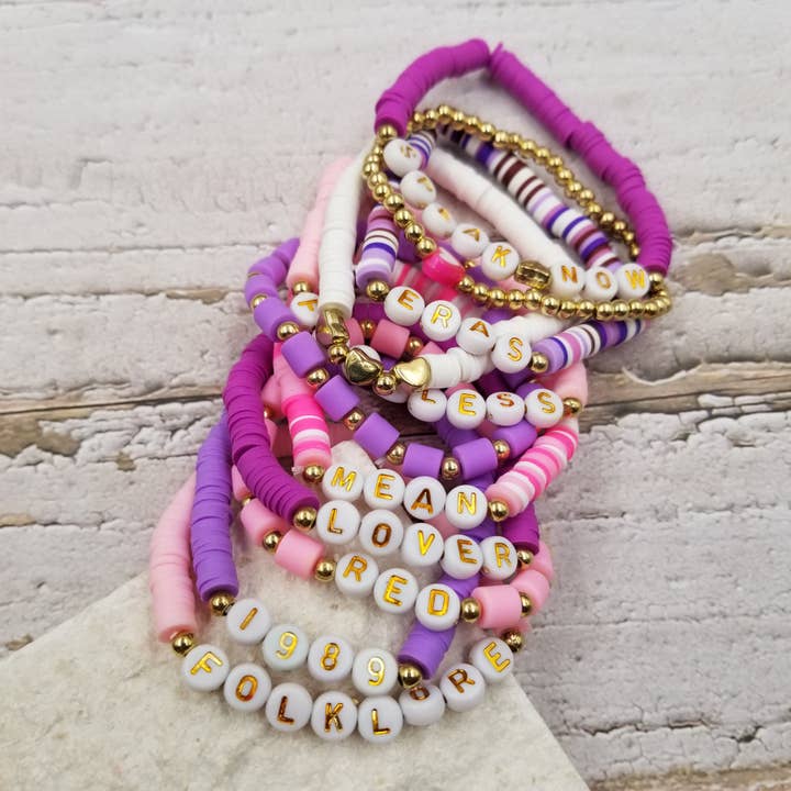 Treasure Wholesale - Vendita all'ingrosso Parure di gioielli - Set di 11 braccialetti Music Festival Star Clay