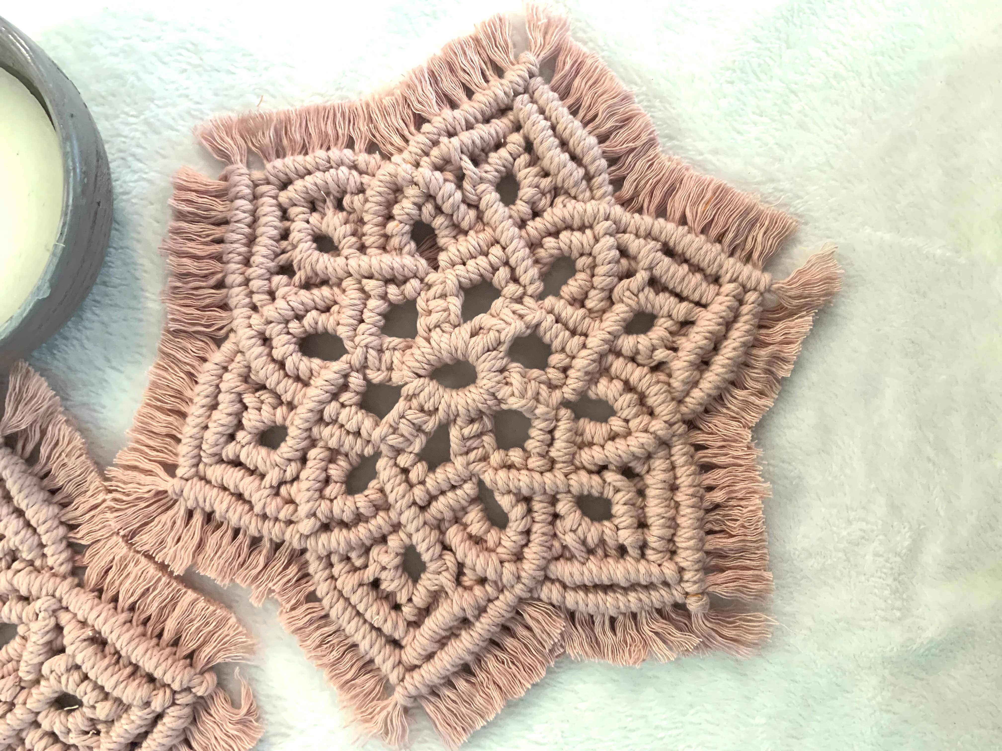 Knotting Studio - Venta al por mayor Posavasos - Juego de dos posavasos de macramé con diseño de mandala | Centre Piece1