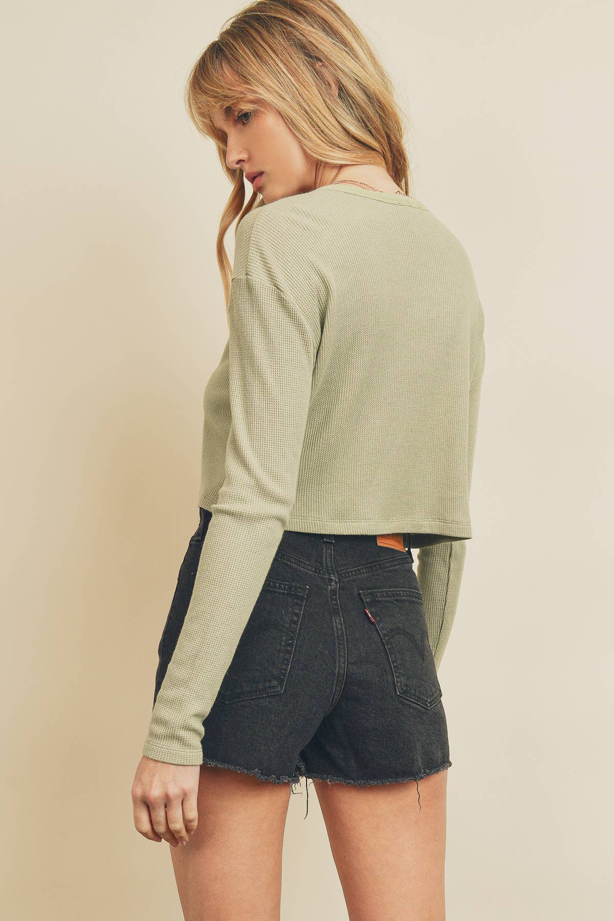 Dress Forum - Vendita all'ingrosso Top in maglia - Donna - T-shirt waffle a maniche lunghe ritagliata FT623216