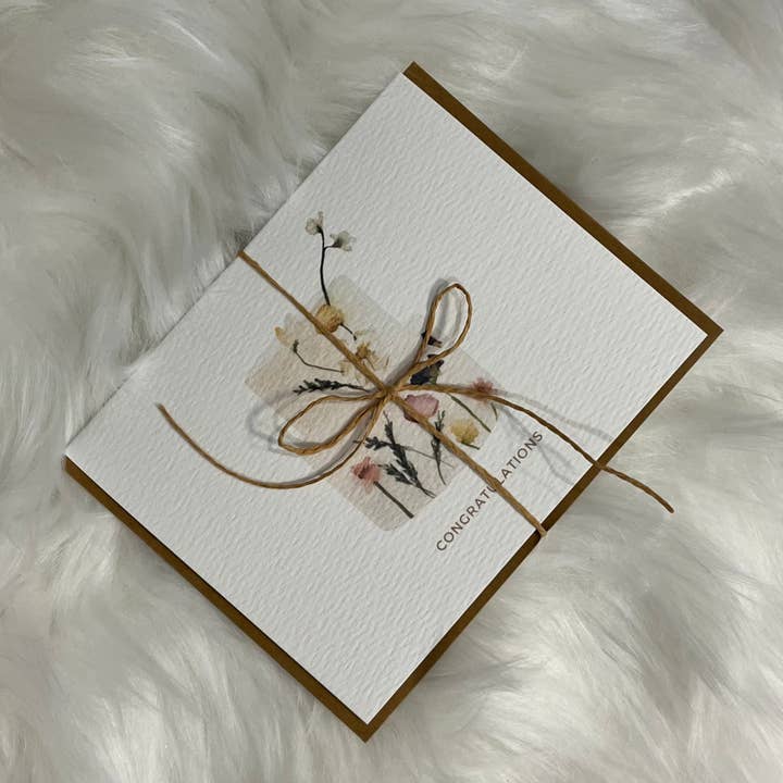 Paper Kuts - Vente Cartes de félicitations - Gâteau de mariage floral — Carte de félicitations, enveloppe Kraft incluse2