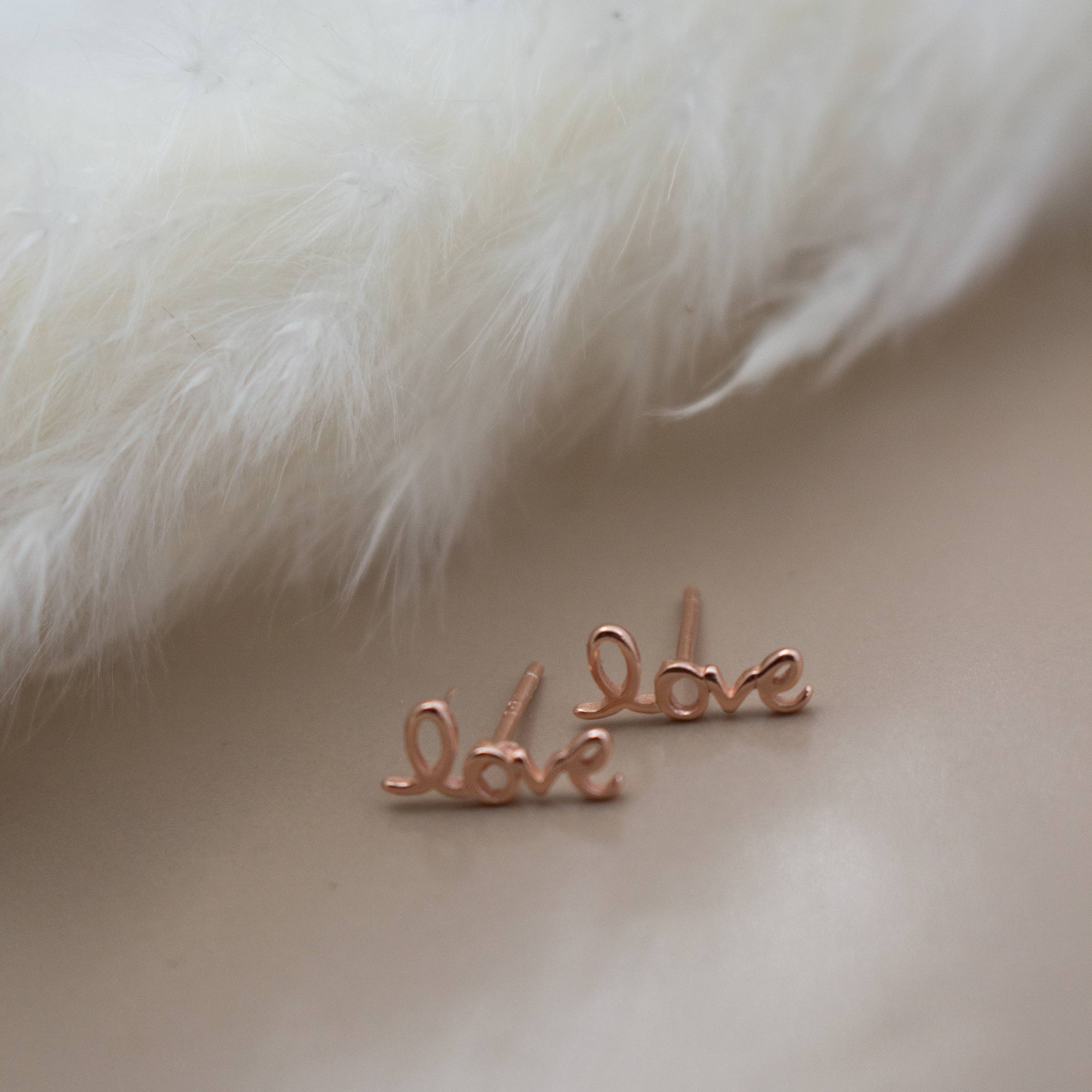 Aurora Jewels - Vendita all'ingrosso Orecchini a bottone - Borchie corsive «Love»7