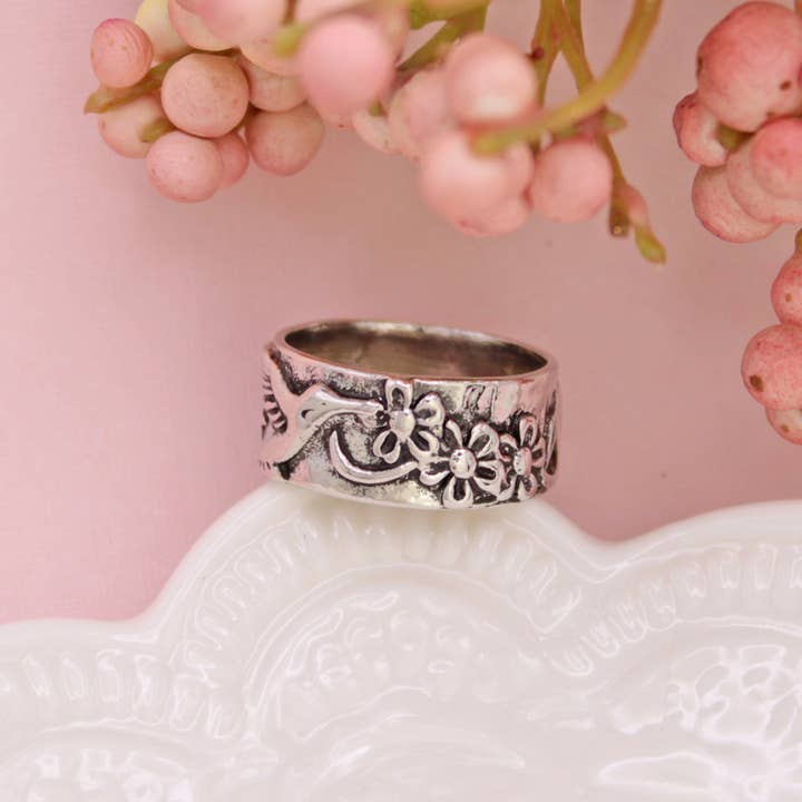 ZAD – wholesale Band/stacked ring – Bird Flower Silver Vintage Band Ring Display2
