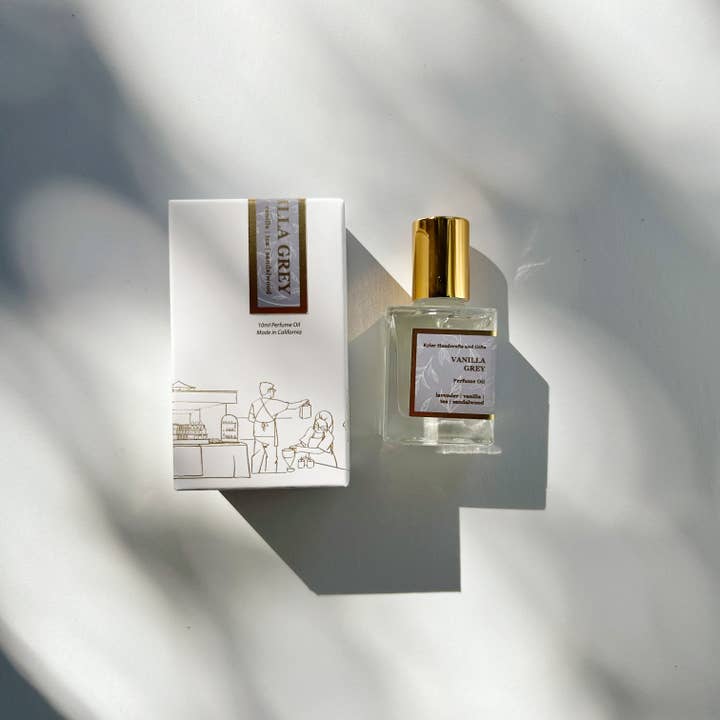 Vaniljegrå - Roll-On Parfumeolie (med ny emballageæske) for engroshandel hos Kyler Handcrafts and Gifts
