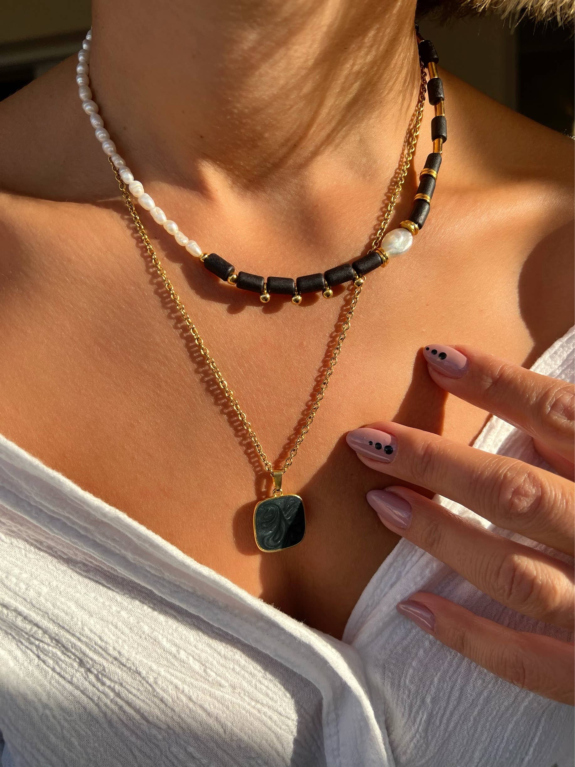 Christina Christi - Vente Colliers à pendentif - Collier pendentif carré en or délicat, collier perlé de perles2