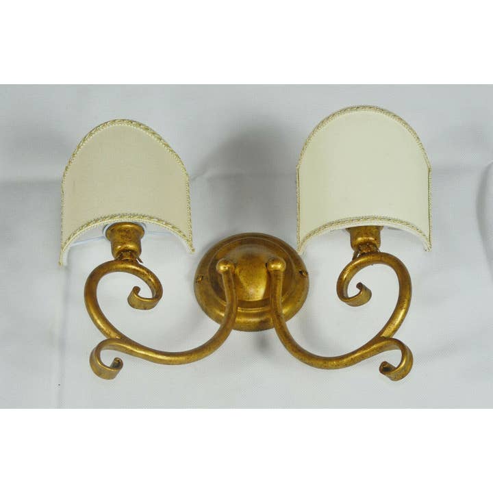Applique con 2 luci in oro antico con paralume art.F01 per la vendita all'ingrosso da parte di Due Quality