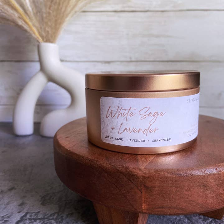 Wild Indigo & Juniper – wholesale Burkljus – salvere ⋅ torkad salvia + lavendel ⋅ kokos + aprikos vaxljus