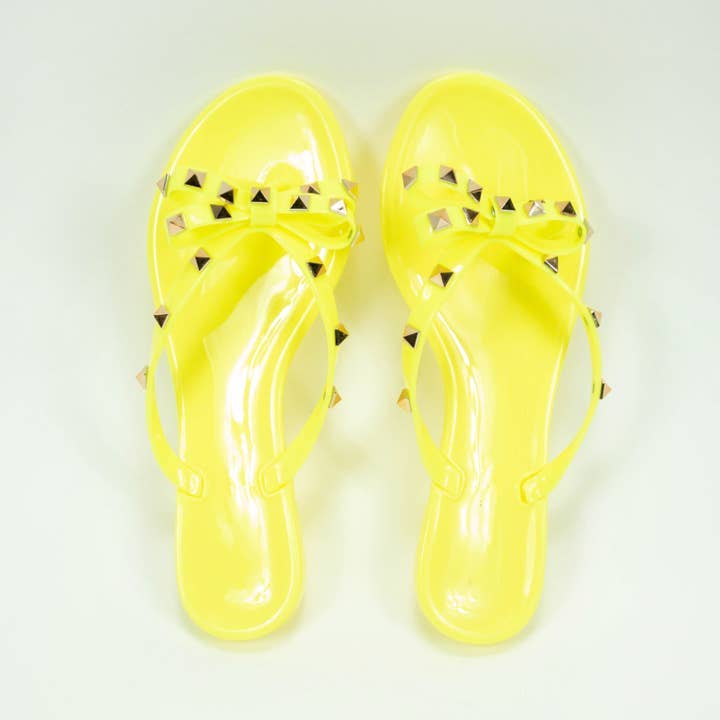 AMARELO NEON Sandália jelly amarelo limão JOJO em PVC com laço de tachas para venda a revendedores na Faire2