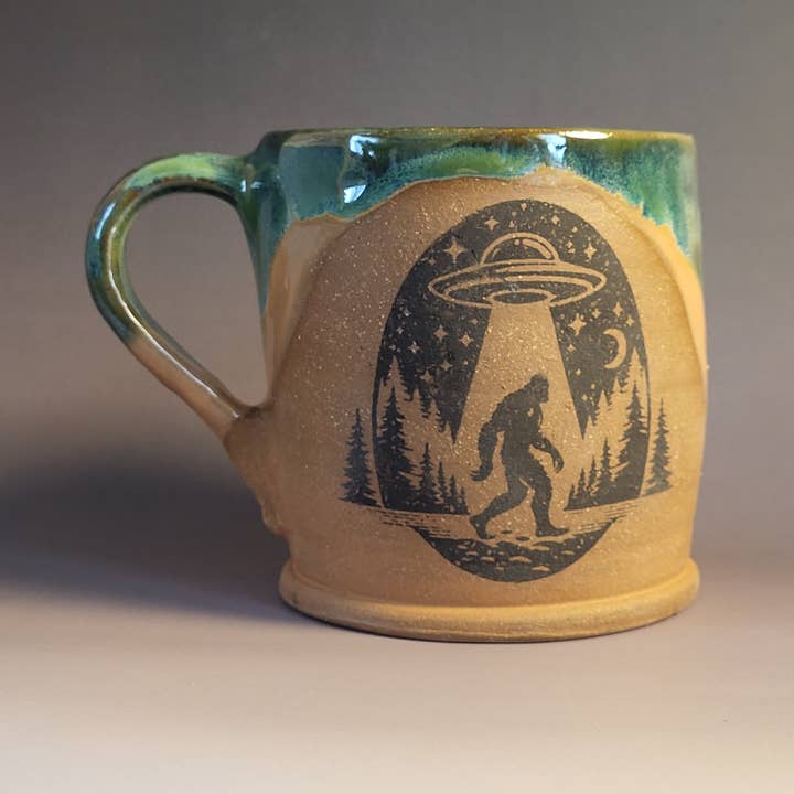 Mug Bigfoot sous OVNI avec glaçure turquoise et orange pour la vente par Divine Vessels Pottery