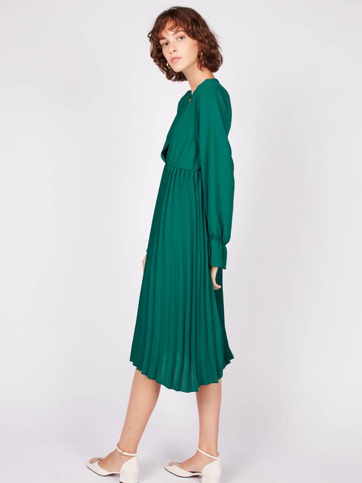 Plisserad midiklänning med korsad V-ringning för wholesale av Dioxide