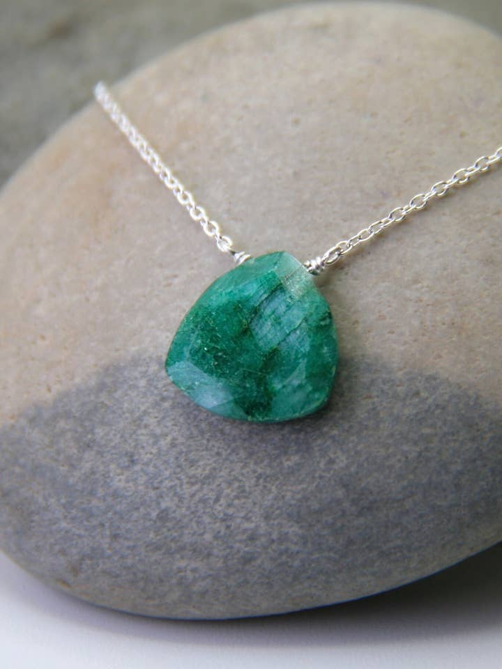 Collana Abundance in Triangolo di Smeraldo + Argento Sterling per la vendita all'ingrosso da parte di Heart and Lotus Sterling Silver Jewelry