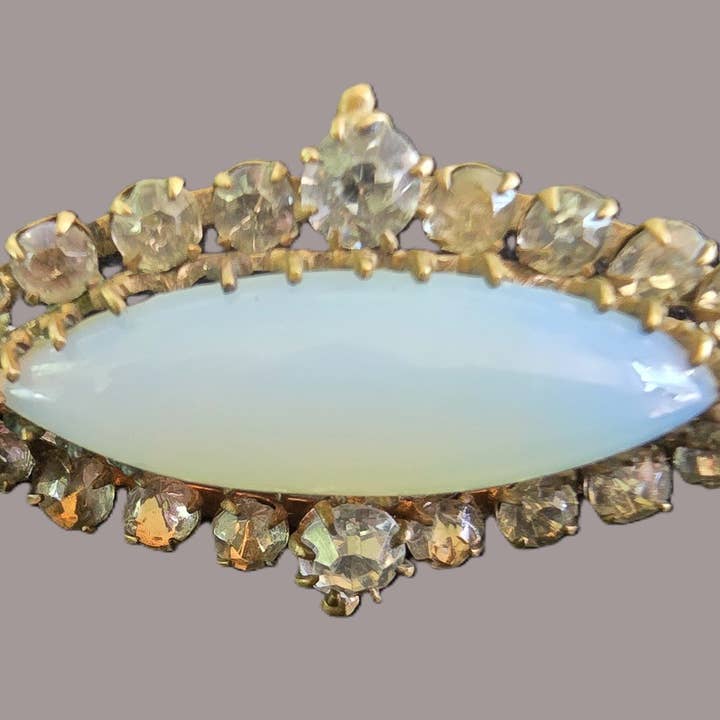 Spilla Antica in Opale – Gioielli Vintage di Costume per la vendita all'ingrosso da parte di Wilde Aesthetics