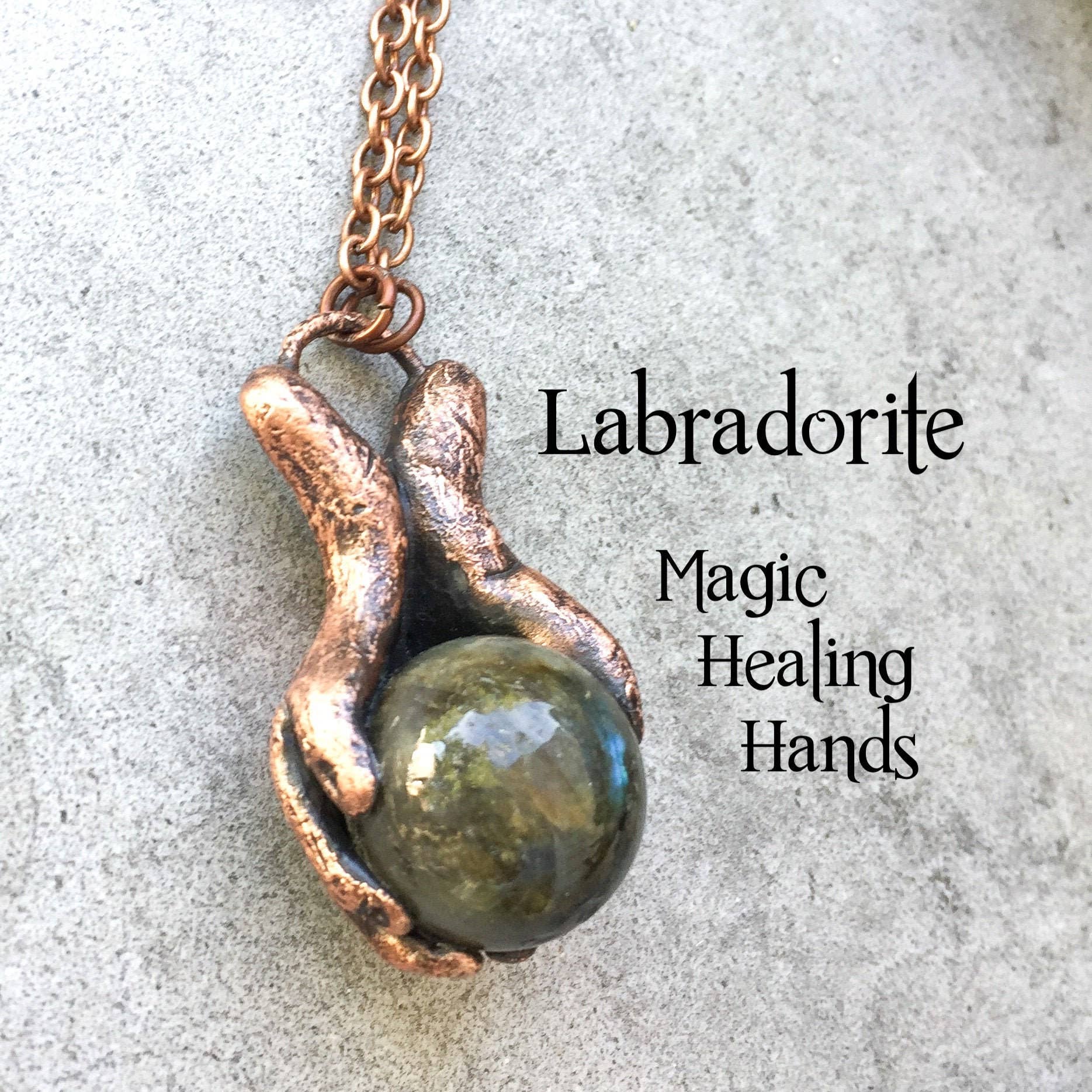 Glorious Healing Crystals - Venta al por mayor Collares con colgantes/abalorios - Colgante de manos curativas mágicas de labradorita esculpido a mano0