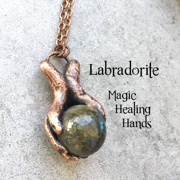 Glorious Healing Crystals - Venta al por mayor Collares con colgantes/abalorios - Colgante de manos curativas mágicas de labradorita esculpido a mano