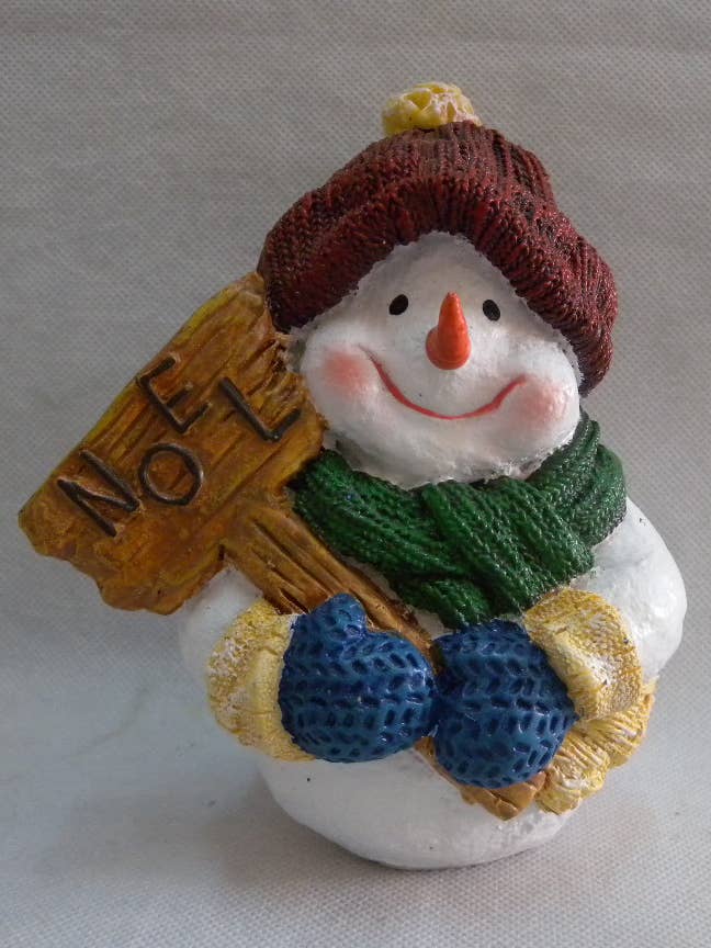 Snemand med hat-tørklæde Noel tegn på harpiks 4.92in for engroshandel hos Wholesale Home Decor