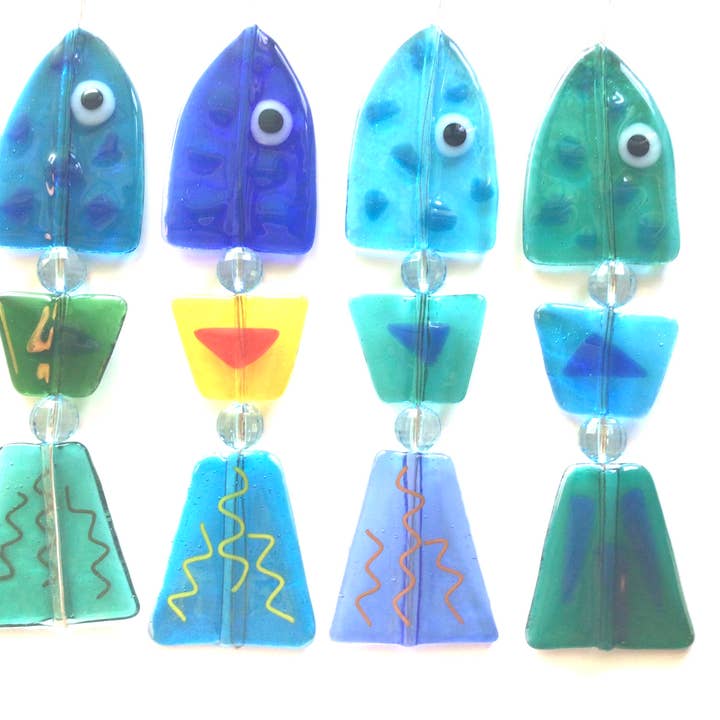 Diverse tinten blauw, groen, groenblauw, rood, geel. Guppy Glas Vismobiel voor groothandel op Faire6