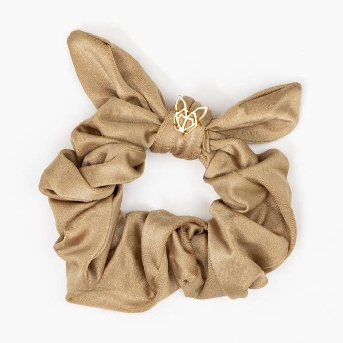 Hunny a bordo piscina femminile in Golden Hour per la vendita all'ingrosso da parte di Hunny Bunny Collection