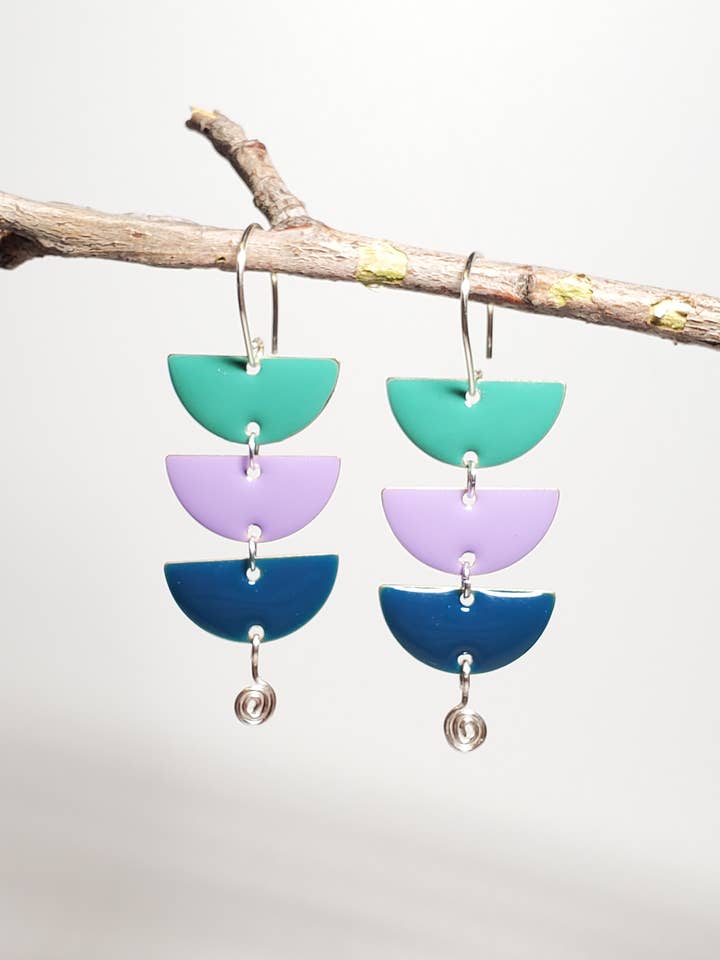 Boucles d'oreilles, demi-lunes en émail multicolore, Niani pour la vente par Jezabel Adornment
