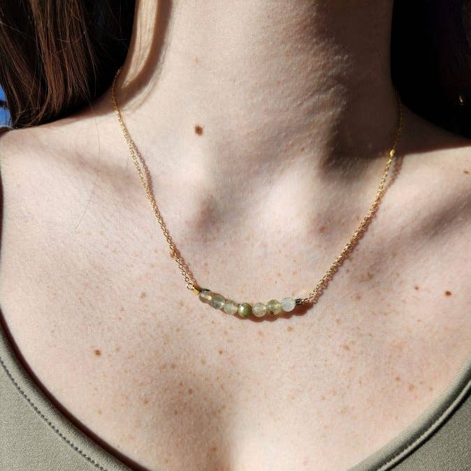 Collier Arc en Or avec Perles Rondes en Préhnite pour la vente par Edgy Petal Jewelry