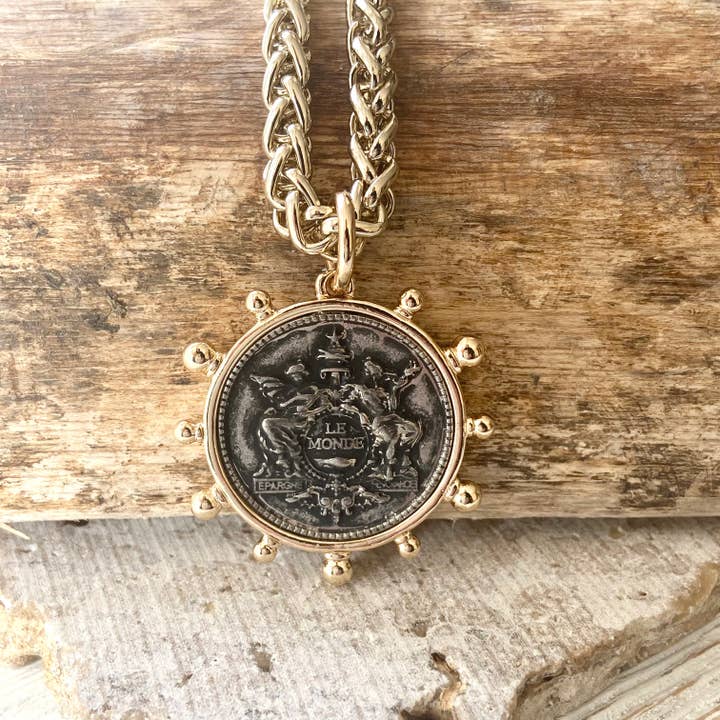 VB&CO Designs Handmade Jewelry – Großhandel Kette mit Anhänger/Charm – French Coin Queen England trendige Boutique für handgefertigten Schmuck