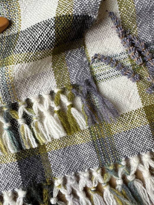 Håndfarvet og vævet 'Winter Falls' britisk uldplaid tørklæde for engroshandel hos Fruitbat Textiles