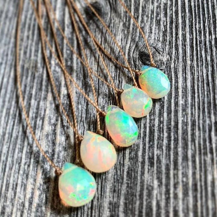 Merelani Designs – Großhandel Kette mit Anhänger/Charm – Ethiopischer Opal Kettenanhänger mit kleinem facettiertem Tropfen3